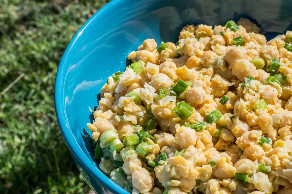 The Geeks' 4 Ingredient Chickpea Salad is the perfect side dish for summer! Super easy and delicious it definitely a crowd pleaser! 2geekwhoeat.com #sidedish #vegan