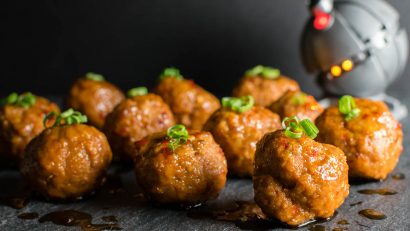 [Sponsored] As one of their three recipes created for Rogue One: A Star Wars Story, The Geeks have come up with Thermal Detonators, a turkey meatball recipe. 2geekswhoeat.com #StarWarsRecipes #StarWars #AppetizerRecipes #GameDayRecipes #Appetizers #Meatballs