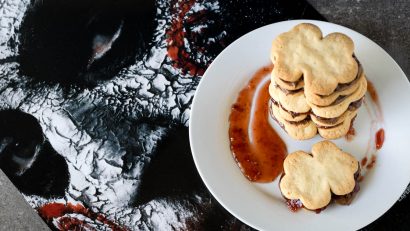 Cookies | Halloween Recipes | Movie Recipes | Dessert | Inspired by Jigsaw and the Saw franchise, The Geeks have created some tasty albeit slightly gory Jigsaw Sandwich Cookies! 2geeskwhoeat.com