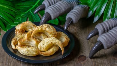 Dinosaur Recipes | Jurassic Park Recipes | Appetizers | Easy Recipes | In anticipation for Jurassic World: Fallen Kingdom, The Geeks have created a super easy and tasty recipe for Cheesy Raptor Claws! 2geekswhoeat.com