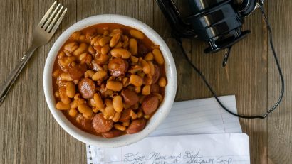 Get ready for Shudder's The Last Drive-In with our newest recipe Angela's Franks and Beans inspired by Sleepaway Camp! 2geekswhoeat.com #SleepawayCamp #HorrorFood #HorrorMovieFood #Halloween #HorrorRecipes #MainDishes #SideDishes #BBQ #Potluck
