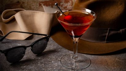 To get ready for the release of Blumhouse's reimagining of Universal's The Invisible Man, The Geeks are sharing a recipe for The Invisible Man-hattan along with tips on how to modernize the classic cocktail! 2geekswhoeat.com #Cocktails #ClassicCocktails #HorrorRecipes #HorrorInspiredFood #HorrorFood #HalloweenIdeas #partyideas #UniversalMonsters