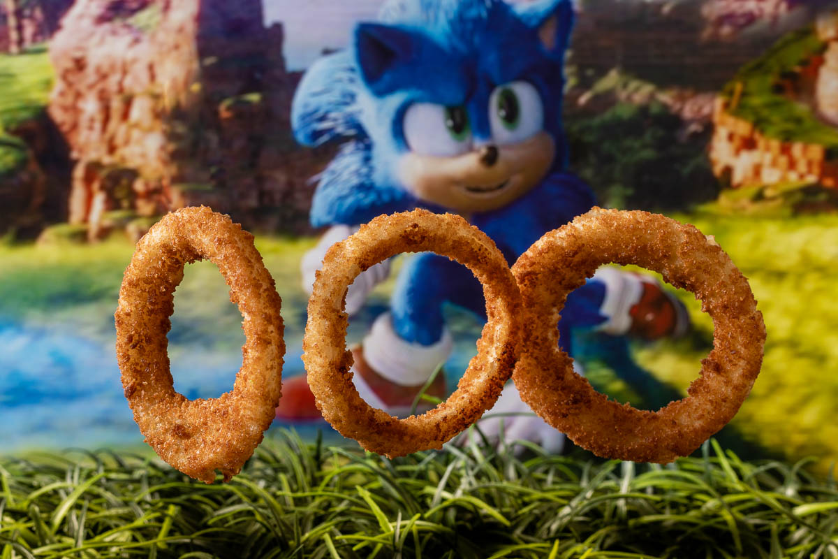 Inspired by Sonic the Hedgehog and his love of gold rings, The Geeks have put together The Geeks' Guide to Onion Rings! 2geekswhoeat.com #Sonic #SonicTheHedgehog #OnionRings #PartyIdeas #SideDishes #appetizers