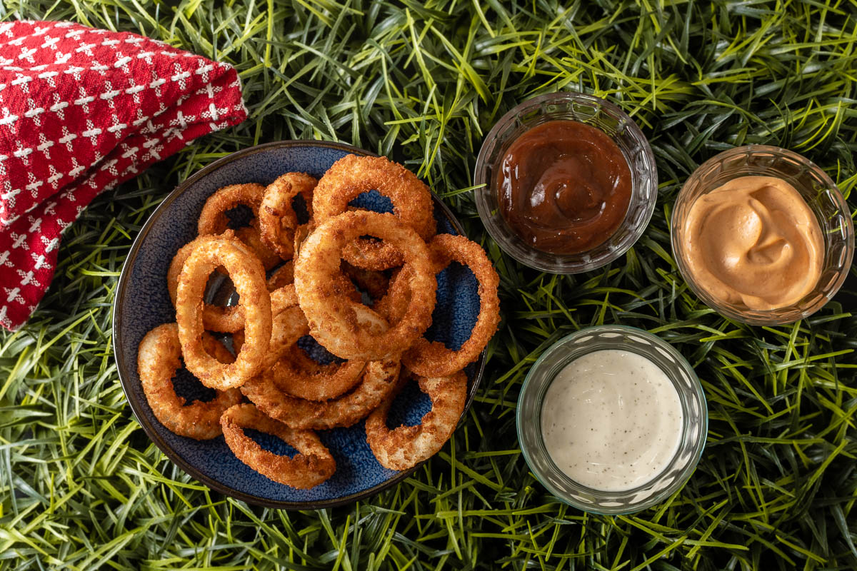 Inspired by Sonic the Hedgehog and his love of gold rings, The Geeks have put together The Geeks' Guide to Onion Rings! 2geekswhoeat.com #Sonic #SonicTheHedgehog #OnionRings #PartyIdeas #SideDishes #appetizers