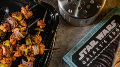 [sponsored] The Geeks review Insight Editions' Star Wars: Galaxy's Edge The Official Black Spire Outpost Cookbook and share a delicious recipe for Gruuvan Shaal Kebabs. 2geekswhoeat.com #StarWars #StarWarsDay #StarWarsRecipes #StarWarsFood #GeekyFood #GeekyRecipes #cookbookreview