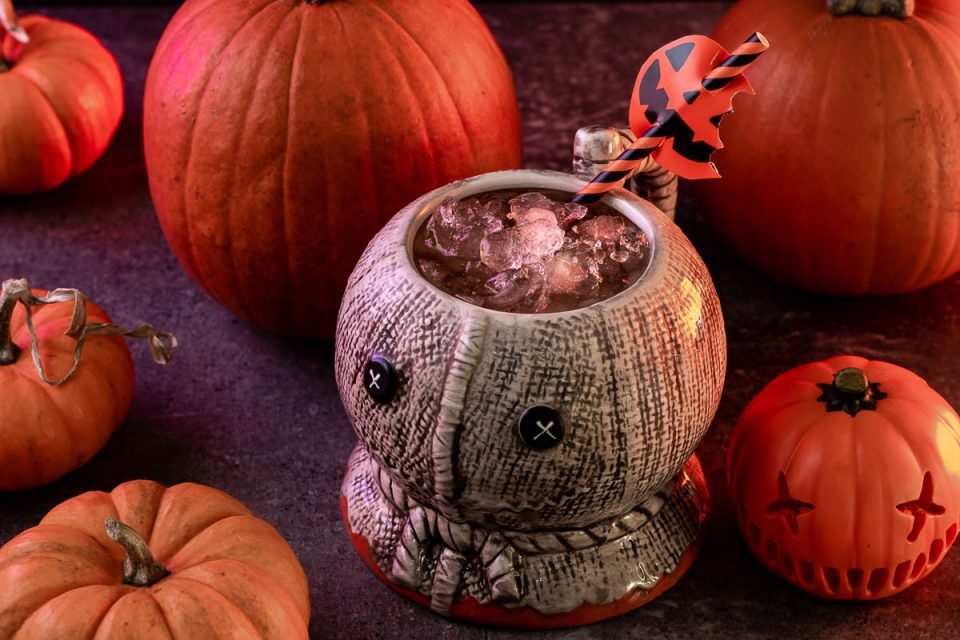 After many requests, The Geeks have come up with a mocktail recipe called Sam's Cider inspired by the film Trick 'R Treat. 2geekswhoeat.com #HorrorMovieRecipes #HorrorRecipes #Mocktails #Cider #PumpkinSpice #TrickrTreat #MovieNight #MovieNightIdeas