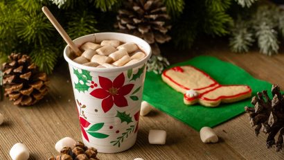 To get ready for Shudder special Joe Bob Saves Christmas, The Geeks have created a recipe for Boozy Vegan Hot Cocoa perfect for a movie night! 2geekswhoeat.com #VeganHotChocolate #HolidayDrinks #HolidayCocktails #ChristmasCocktails #TheLastDriveIn #Vegan #VeganRecipes #Shudder