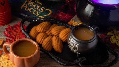 Inspired by the upcoming film Hocus Pocus 2, The Geeks have come up with a recipe for a delicious pumpkin apple cider! 2geekswhoeat.com #HalloweenIdeas #PumpkinRecipes #HocusPocus2 #DisneyRecipes